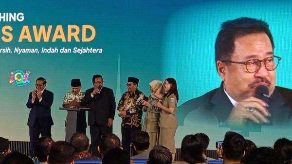 Momen Rano Karno Menangis saat Luncurkan Benyamin S Award Momen Rano Karno Menangis saat Luncurkan Benyamin S Award