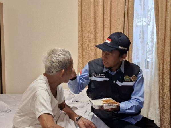 Ketulusan Petugas Haji 2025, Suapi hingga Mandikan Jamaah Disabilitas di Musim Haji Tahun Ini Ketulusan Petugas Haji 2025, Suapi hingga Mandikan Jamaah Disabilitas di Musim Haji Tahun Ini