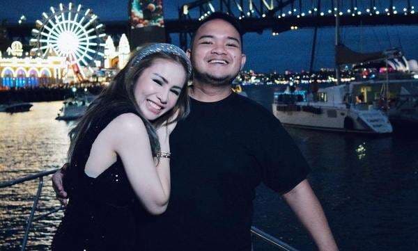 3 Sumber Kekayaan Suami Momo Geisha yang Hadiahkan Anak Lapangan Sepak Bola Berstandar FIFA 3 Sumber Kekayaan Suami Momo Geisha yang Hadiahkan Anak Lapangan Sepak Bola Berstandar FIFA