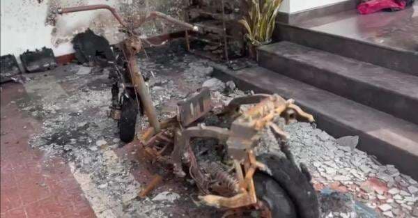 Heboh Motor Listrik Terbakar saat Parkir di Teras Rumah Heboh Motor Listrik Terbakar saat Parkir di Teras Rumah