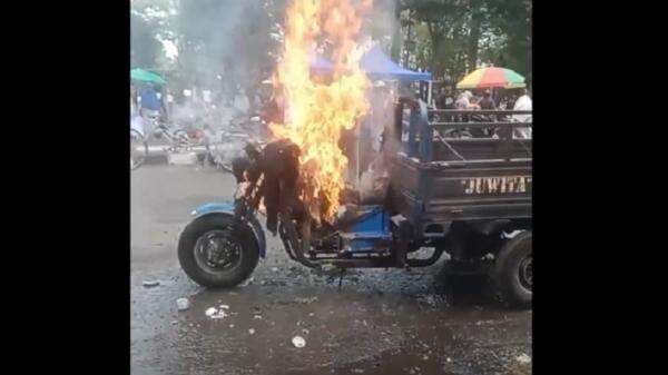 Viral! Motor Parkir di Depan Terminal Sampang Tiba-Tiba Berasap dan Terbakar Hebat, Warga Heboh Viral! Motor Parkir di Depan Terminal Sampang Tiba-Tiba Berasap dan Terbakar Hebat, Warga Heboh