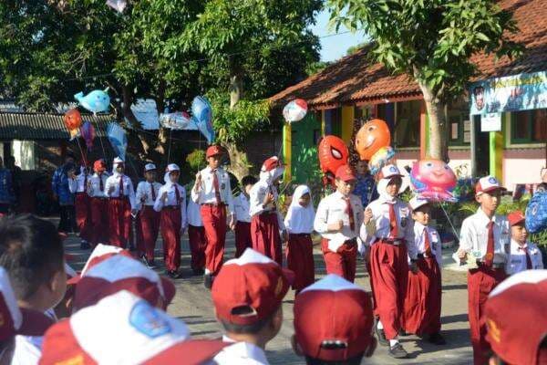 MPLS 2025 Resmi 5 Hari, Ada Edukasi Cegah Judi Online dan Orang Tua Diminta Antar Anak MPLS 2025 Resmi 5 Hari, Ada Edukasi Cegah Judi Online dan Orang Tua Diminta Antar Anak