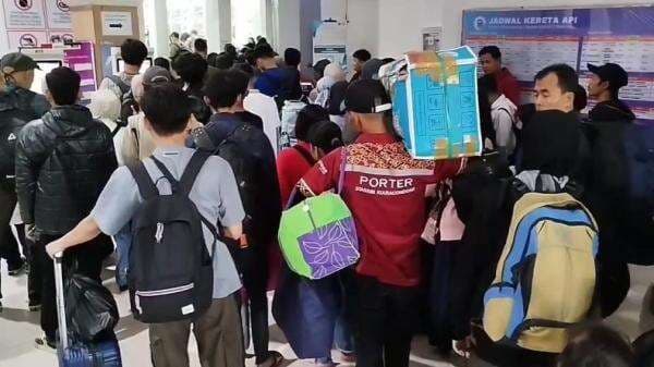 H-5 Lebaran, Stasiun Kiaracondong Bandung sejak Pagi Dipadati Ribuan Pemudik H-5 Lebaran, Stasiun Kiaracondong Bandung sejak Pagi Dipadati Ribuan Pemudik