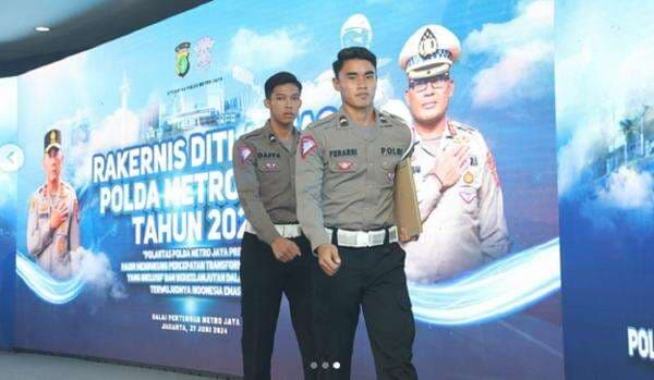 Kisah Muhammad Ferarri, Satu-satunya Anggota Polri Aktif yang Dipanggil Patrick Kluivert Jelang Timnas Indonesia vs Australia dan Bahrain Kisah Muhammad Ferarri, Satu-satunya Anggota Polri Aktif yang Dipanggil Patrick Kluivert Jelang Timnas Indonesia vs Australia dan Bahrain