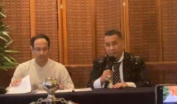 Momen Nadiem Didampingi Hotman Paris Jelaskan soal Kasus Laptop Chromebook Rp9,9 Triliun Momen Nadiem Didampingi Hotman Paris Jelaskan soal Kasus Laptop Chromebook Rp9,9 Triliun