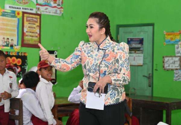 Profil dan Potret Nafa Urbach, Artis yang Dukung Tunjangan Rumah Dinas DPR Rp50 Juta Profil dan Potret Nafa Urbach, Artis yang Dukung Tunjangan Rumah Dinas DPR Rp50 Juta