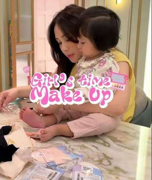 Momen Gemas! Nagita Slavina dan Baby Lily Seru-Seruan Make Up Bareng, Curi Perhatian Netizen Momen Gemas! Nagita Slavina dan Baby Lily Seru-Seruan Make Up Bareng, Curi Perhatian Netizen