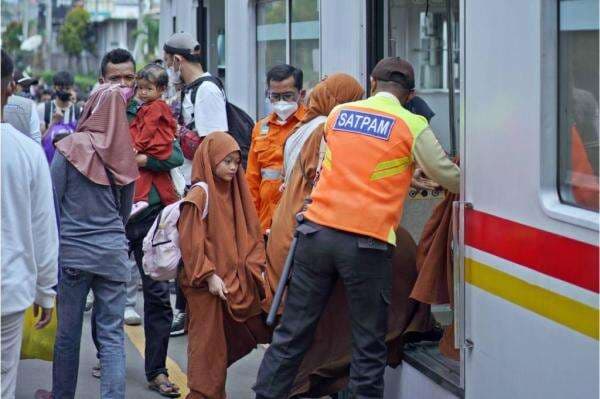 Naik 6,13 Persen, KAI Commuter Layani 166,4 Juta Penumpang Commuter Line Jabodetabek di Semester I 2025 Naik 6,13 Persen, KAI Commuter Layani 166,4 Juta Penumpang Commuter Line Jabodetabek di Semester I 2025