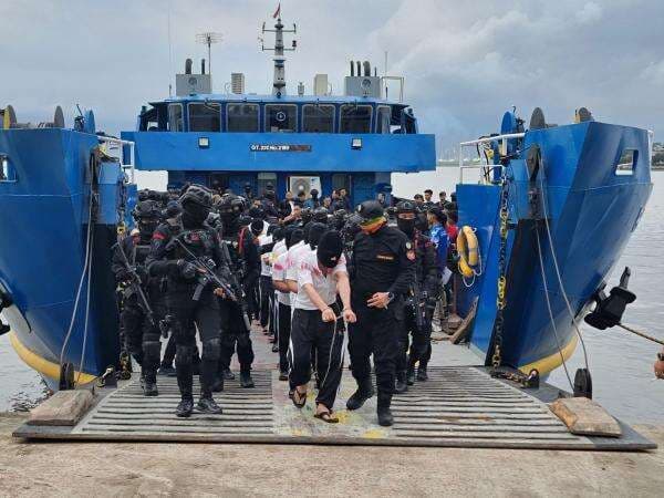 100 Napi Narkoba Berisiko Tinggi dari Sumut Dipindahkan ke Nusakambangan 100 Napi Narkoba Berisiko Tinggi dari Sumut Dipindahkan ke Nusakambangan