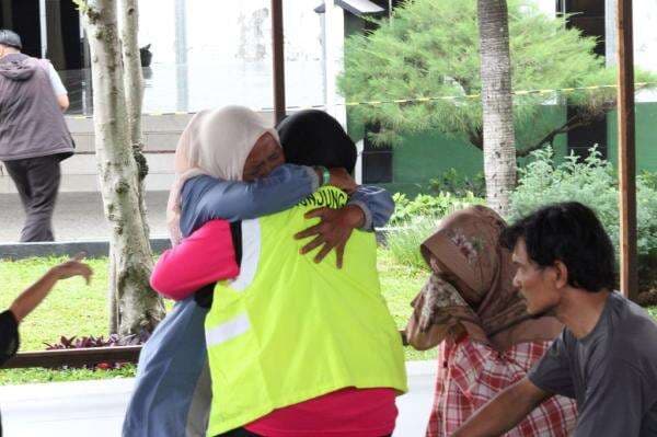 Haru! Napi Lapas Cikarang Menangis hingga Peluk Keluarga saat Kunjungan Lebaran Haru! Napi Lapas Cikarang Menangis hingga Peluk Keluarga saat Kunjungan Lebaran