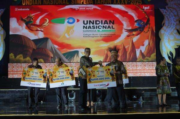 Nasabah Bank Jatim Bawa Pulang Hadiah Utama Undian Simpeda Rp500 Juta Nasabah Bank Jatim Bawa Pulang Hadiah Utama Undian Simpeda Rp500 Juta