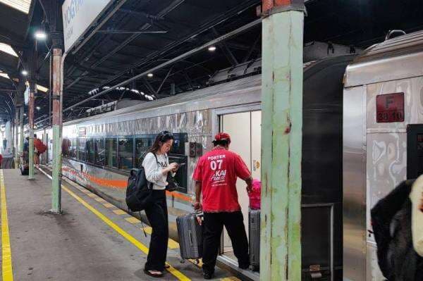 Nekat Merokok Dalam Gerbang Kereta Api, 11 Penumpang Diturunkan Paksa Nekat Merokok Dalam Gerbang Kereta Api, 11 Penumpang Diturunkan Paksa