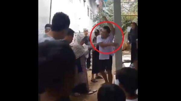 Viral Nenek Dicianjur Dipukuli hingga Lebam Usai Dituduh Culik Anak, Pelaku Kini Kabur Viral Nenek Dicianjur Dipukuli hingga Lebam Usai Dituduh Culik Anak, Pelaku Kini Kabur