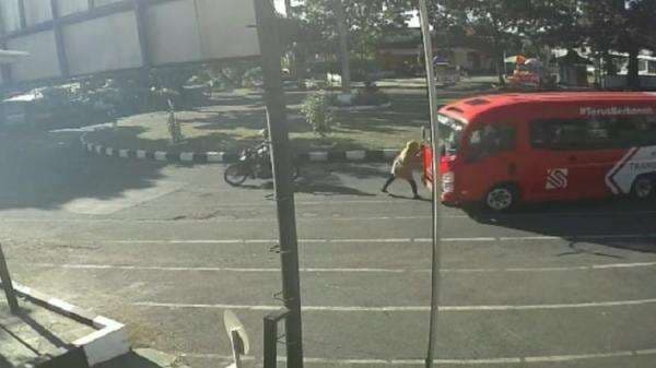 Detik-Detik Nenek Tewas Ditabrak Feeder Trans Semarang Terekam Kamera Detik-Detik Nenek Tewas Ditabrak Feeder Trans Semarang Terekam Kamera