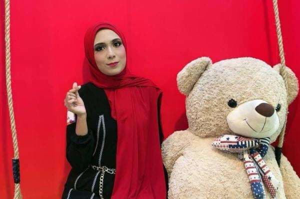 Neng Rara, Kisah Sukses Konten Kreator dari Jatinegara hingga Mendapatkan Lebih dari 2 Juta Subsribers! Neng Rara, Kisah Sukses Konten Kreator dari Jatinegara hingga Mendapatkan Lebih dari 2 Juta Subsribers!