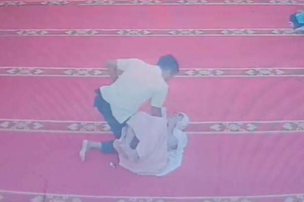 Ngaku Dengar Bisikan Gaib, Pria Nekat Pakai Mukena Salat di Saf Perempuan Masjid Mataram Ngaku Dengar Bisikan Gaib, Pria Nekat Pakai Mukena Salat di Saf Perempuan Masjid Mataram