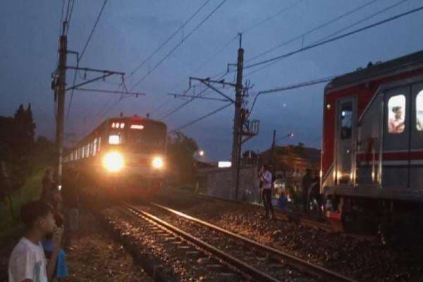 Ngeri! Detik-Detik KRL Commuter Line Tabrak Mobil Terjebak di Tengah Pelintasan Cilebut Ngeri! Detik-Detik KRL Commuter Line Tabrak Mobil Terjebak di Tengah Pelintasan Cilebut
