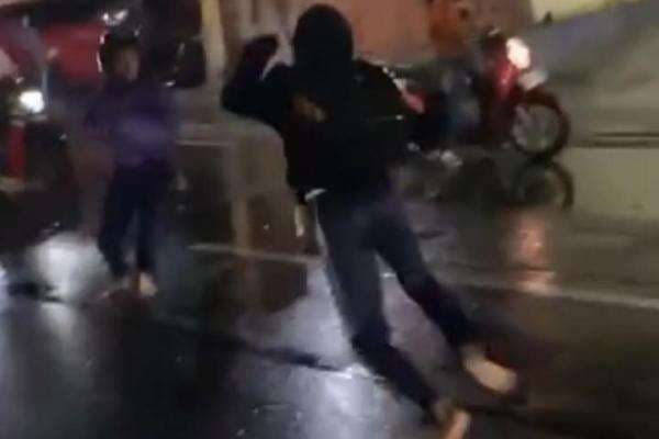 Ngeri! Duel Maut Geng Solo dengan Sukoharjo, 1 Tewas Terkapar Ngeri! Duel Maut Geng Solo dengan Sukoharjo, 1 Tewas Terkapar