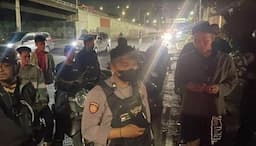 Ngeri! Sekelompok Remaja Bawa Celurit dan Pedang Konvoi di Jakarta Barat