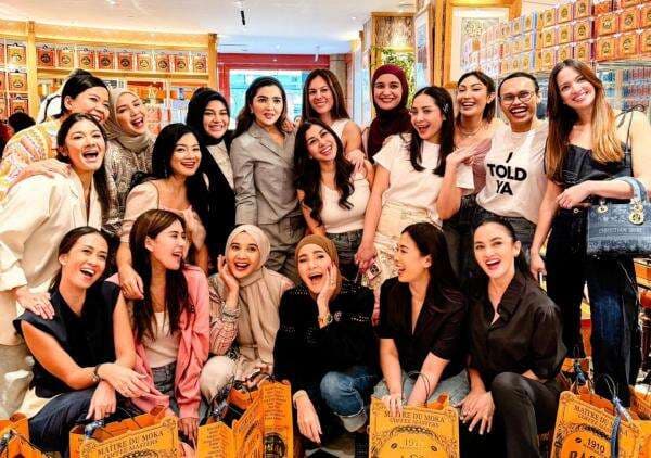 Nia Ramadhani, Nagita Slavina hingga Wulan Guritno Nongkrong di Coffee Shop, Berapa Harga Jajanannya? Nia Ramadhani, Nagita Slavina hingga Wulan Guritno Nongkrong di Coffee Shop, Berapa Harga Jajanannya?