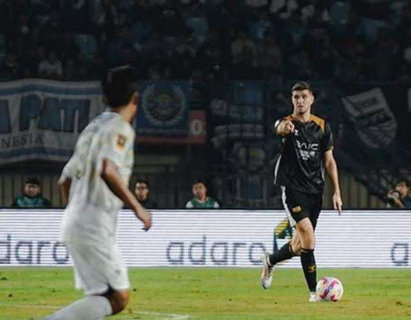 Reaksi Santai Nick Kuipers Dapat Sorakan dari Bobotoh di Laga Persib Bandung vs Dewa United Reaksi Santai Nick Kuipers Dapat Sorakan dari Bobotoh di Laga Persib Bandung vs Dewa United