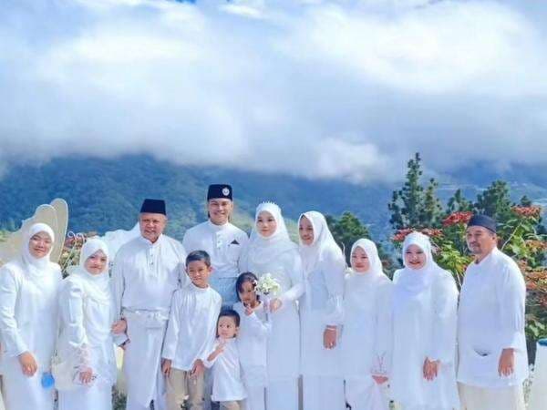 Viral Nikah di Atas Awan dengan Latar Gunung Kinabalu, Jiwa Iri Netizen Meronta-ronta! Viral Nikah di Atas Awan dengan Latar Gunung Kinabalu, Jiwa Iri Netizen Meronta-ronta!