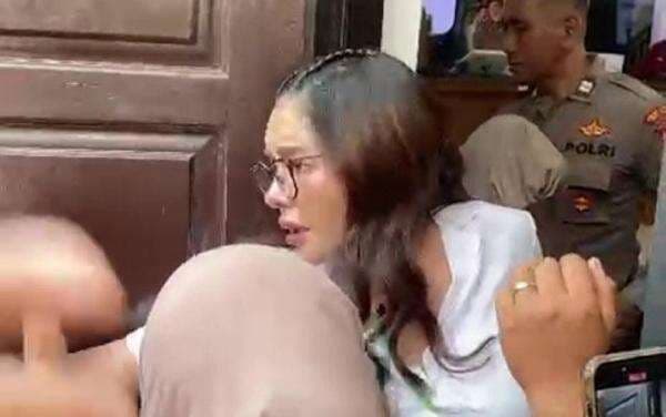 Emosi Nikita Mirzani Meluap Jelang Sidang Kasus Pemerasan, Ini Pemicunya Emosi Nikita Mirzani Meluap Jelang Sidang Kasus Pemerasan, Ini Pemicunya