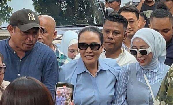 Makin Dekat, Fitri Salhuteru Dampingi Reza Gladys Hadapi Sidang Lawan Nikita Mirzani Makin Dekat, Fitri Salhuteru Dampingi Reza Gladys Hadapi Sidang Lawan Nikita Mirzani