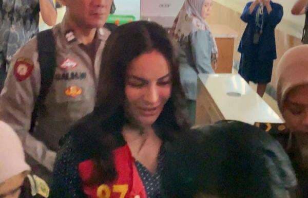 Nikita Mirzani Kecewa Berat, Reza Gladys Tak Hadir dalam Mediasi Gugatan Rp100 Miliar Nikita Mirzani Kecewa Berat, Reza Gladys Tak Hadir dalam Mediasi Gugatan Rp100 Miliar