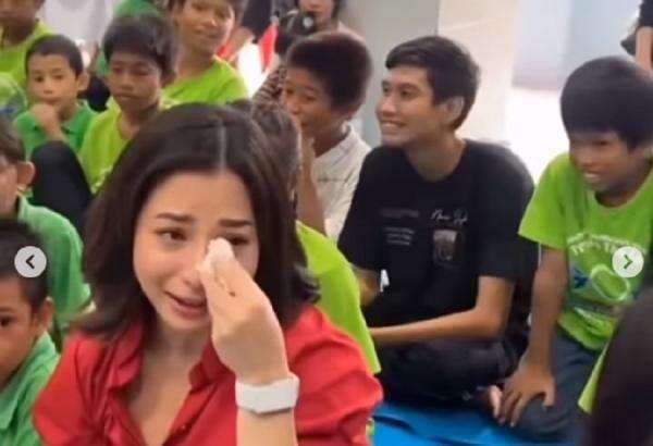 Tangis Nikita Willy Pecah saat di Beri Bunga oleh Anak Panti Asuhan Tangis Nikita Willy Pecah saat di Beri Bunga oleh Anak Panti Asuhan