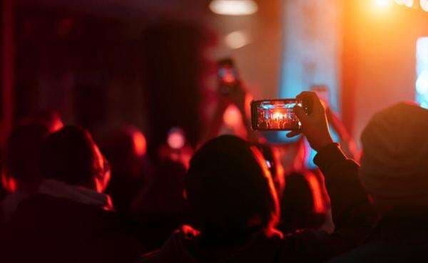 Diduga Takut Bau Ketiak, Viral Gadis Gantung Pengharum Ruangan di Badan saat Nonton Konser Diduga Takut Bau Ketiak, Viral Gadis Gantung Pengharum Ruangan di Badan saat Nonton Konser