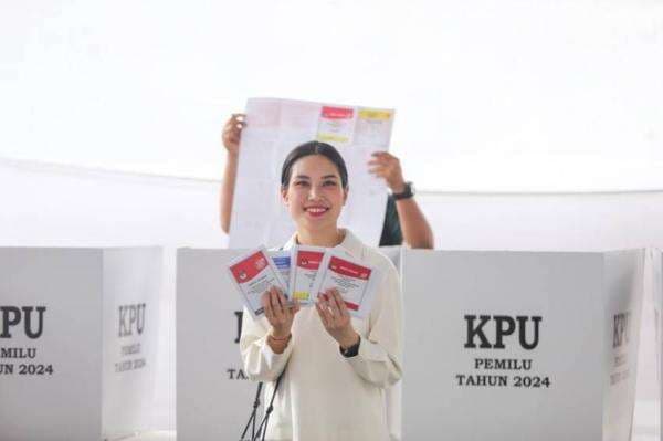 Mencoblos di TPS 013 Menteng, Angela Tanoesoedibjo: Senang Bisa Gunakan Suara Mencoblos di TPS 013 Menteng, Angela Tanoesoedibjo: Senang Bisa Gunakan Suara