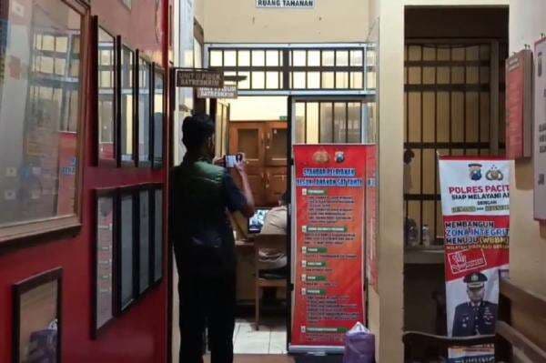 Aiptu LC Anggota Polres Pacitan Dipecat usai Terbukti Perkosa Tahanan Wanita Aiptu LC Anggota Polres Pacitan Dipecat usai Terbukti Perkosa Tahanan Wanita