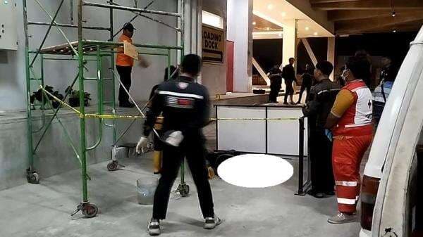 Olah TKP Pekerja Tewas Jatuh di Mal Mojokerto, Polisi Temukan Bekas Darah dan Gumpalan Daging Olah TKP Pekerja Tewas Jatuh di Mal Mojokerto, Polisi Temukan Bekas Darah dan Gumpalan Daging