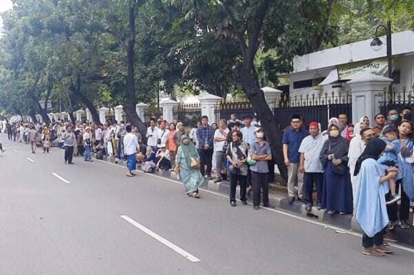 Open House Presiden Jokowi, Ribuan Warga Antre Mengular di Depan Istana