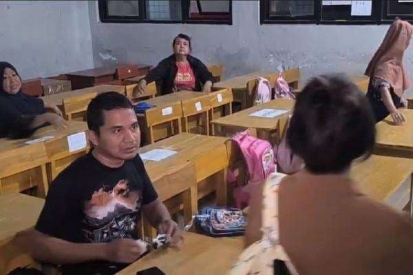 Unik! Orang Tua Murid di Indramayu Berebut Bangku Depan di Hari Pertama Sekolah Unik! Orang Tua Murid di Indramayu Berebut Bangku Depan di Hari Pertama Sekolah