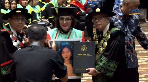 Penuh Haru, Orangtua Wakili Wisuda Korban Kebakaran Glodok Keren Shallom Jeremiah Penuh Haru, Orangtua Wakili Wisuda Korban Kebakaran Glodok Keren Shallom Jeremiah