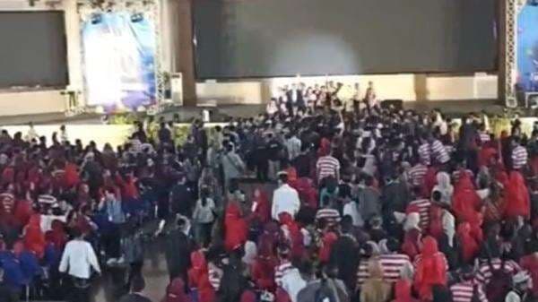 Kronologi Kericuhan Ospek UTM, Dipicu Protes Mahasiswa Baru Terhadap Aturan Panitia Kronologi Kericuhan Ospek UTM, Dipicu Protes Mahasiswa Baru Terhadap Aturan Panitia