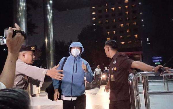 Tiba di KPK, 3 Orang Terjaring OTT di Sumut Kompak Pakai Masker Tiba di KPK, 3 Orang Terjaring OTT di Sumut Kompak Pakai Masker