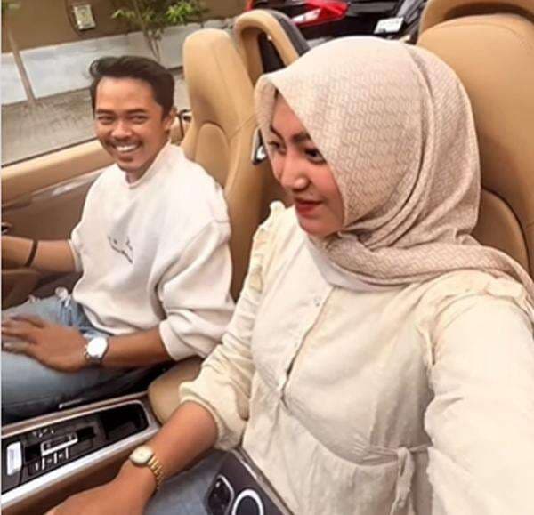 Outfit Safno dan Wanita yang Duduk Semobil Ternyata Couple Loh! Outfit Safno dan Wanita yang Duduk Semobil Ternyata Couple Loh!