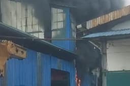 Pabrik Elektronik di Cikupa Tangerang Kebakaran, 4 Unit Damkar Dikerahkan