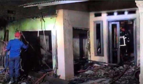 Pabrik Petasan di Indramayu Meledak dan Terbakar, 2 Rumah Rusak Parah Pabrik Petasan di Indramayu Meledak dan Terbakar, 2 Rumah Rusak Parah