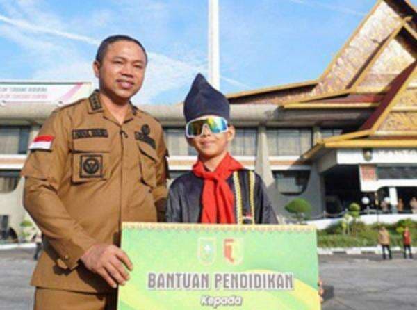 Dhika Pacu Jalur Dapat Beasiswa Pendidikan Rp20 Juta dan Gelar Duta Pariwisata Dhika Pacu Jalur Dapat Beasiswa Pendidikan Rp20 Juta dan Gelar Duta Pariwisata