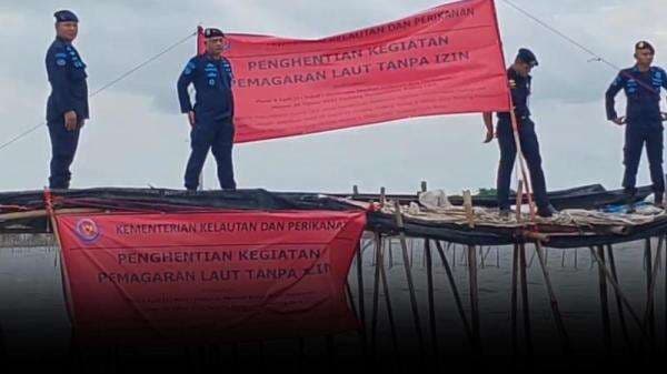 Penampakan Udara Pagar Laut Misterius yang Membentang di Perairan Tangerang Penampakan Udara Pagar Laut Misterius yang Membentang di Perairan Tangerang