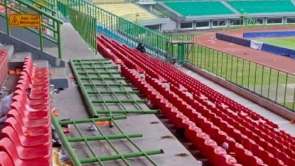 Miris, Pagar Stadion Patriot Rusak usai Pertandingan Persija vs Persib Miris, Pagar Stadion Patriot Rusak usai Pertandingan Persija vs Persib