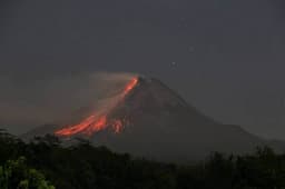 Pagi Ini, Gunung Merapi Muntahkan 9 Kali Guguran Lava Pijar ke Kali Bebeng