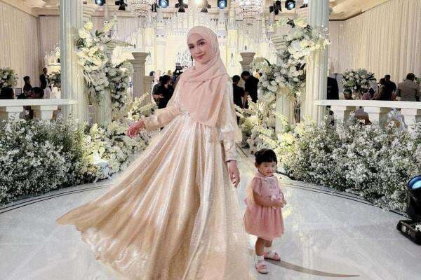 Pakai Baju Couple, Ria Ricis Foto Bareng Mantan di Pernikahan Sarah Keihl Pakai Baju Couple, Ria Ricis Foto Bareng Mantan di Pernikahan Sarah Keihl