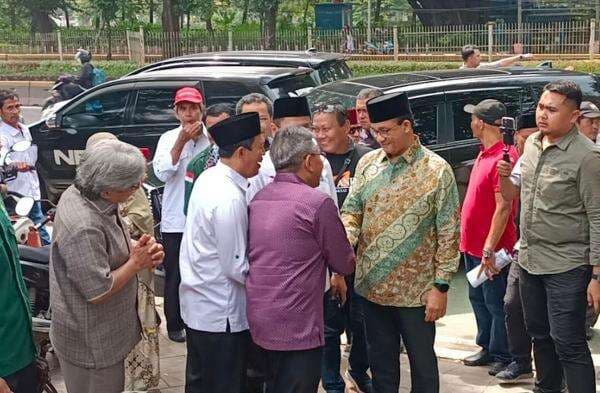 Pakai Batik Corak Hijau, Anies Tiba di Kantor PKB DKI Pakai Batik Corak Hijau, Anies Tiba di Kantor PKB DKI