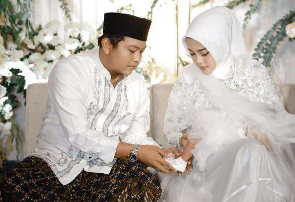 Pakai Busana Putih, Begini Potret Bella Bonita dan Denny Caknan Aqiqah Anak Pertama Pakai Busana Putih, Begini Potret Bella Bonita dan Denny Caknan Aqiqah Anak Pertama