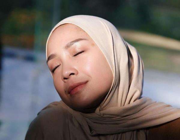 Pakai Hijab Shocking Pink, Nagita Slavina Tampil Cantik Memesona Pakai Hijab Shocking Pink, Nagita Slavina Tampil Cantik Memesona